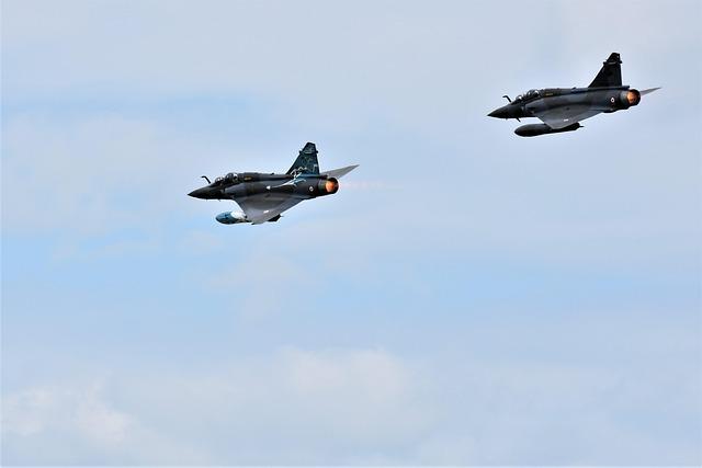 Deux avions Mirage dans le ciel de la Grèce