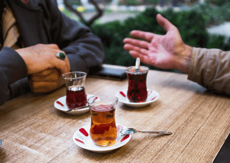 Conversation autour de thé turc à Istanbul illustrant les expressions kısmet, nasip et hayırlısı dans la culture turque