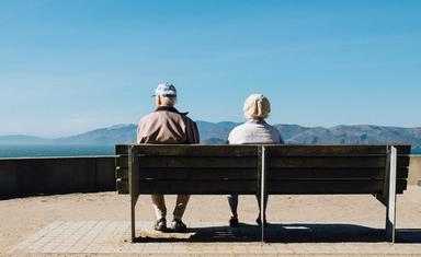 personnes-âgées-assises-banc