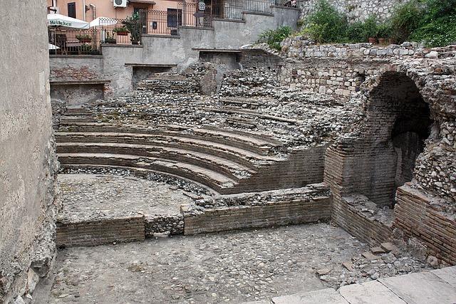 Des ruines antiques dans la cour d'un bâtiment