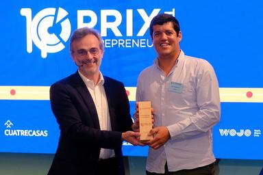 Le président de la Chambre de Barcelone Christian Marion avec le prix entrepreneur, drelife