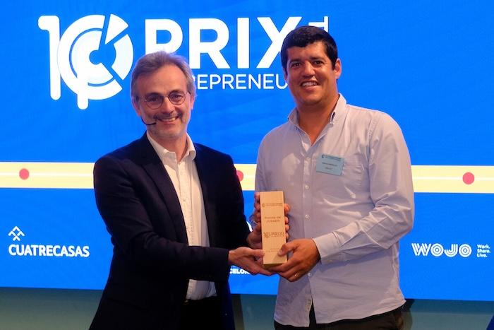 Le président de la Chambre de Barcelone Christian Marion avec le prix entrepreneur, drelife