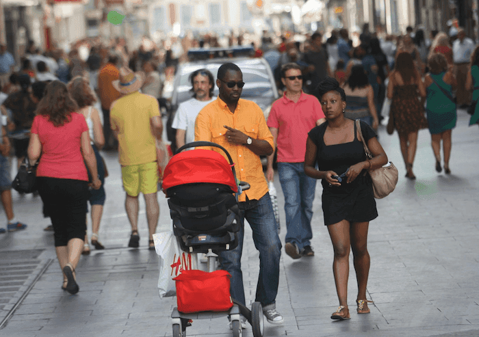 des personnes de couleur dans une rue en Espagne