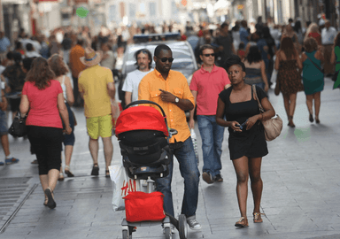 des personnes de couleur dans une rue en Espagne