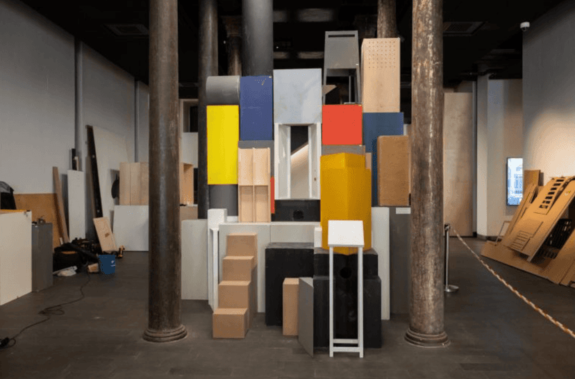 Installation de l’exposition Trash à SALT Beyoğlu Istanbul en 2026 avec structures en bois et matériaux recyclés issus d’anciennes expositions