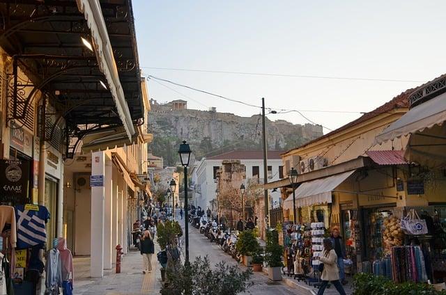 Une rue d'Athènes montant vers l'Acropole