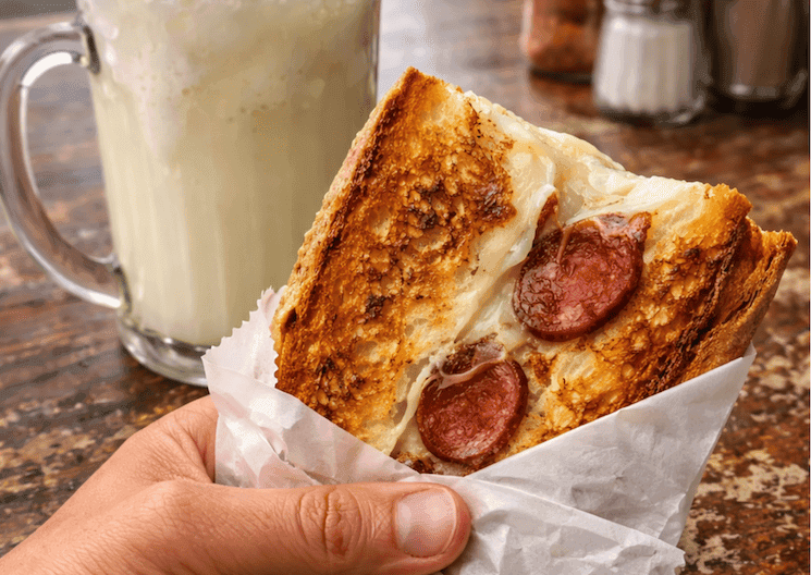 Susurluk tost au fromage Mihaliç et sucuk, spécialité de Balıkesir en Turquie, sandwich grillé typique accompagné d’ayran mousseux