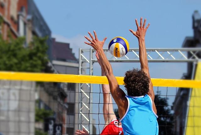 Deux adolescents jouant au beach-volley