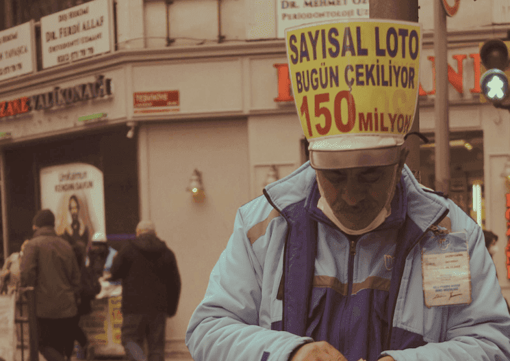 Vendeur de billets du Sayısal Loto à Istanbul, illustration des jeux de hasard en Turquie entre tombala et Milli Piyango