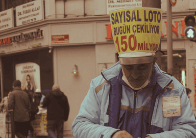 Vendeur de billets du Sayısal Loto à Istanbul, illustration des jeux de hasard en Turquie entre tombala et Milli Piyango