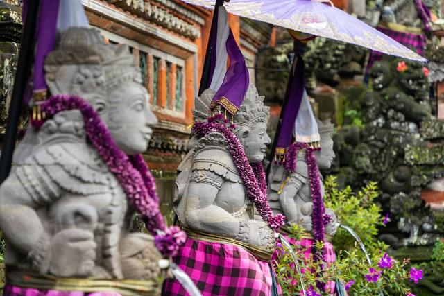 une-rangee-de-statues-de-bouddhas-tenant-un-paraplui