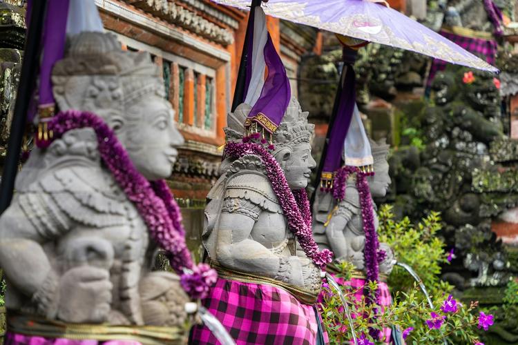 une-rangee-de-statues-de-bouddhas-tenant-un-paraplui