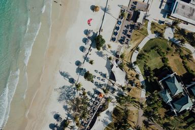 vue aérienne d'une plage de sable blanc et eaux cristallines à nusa dua à bali