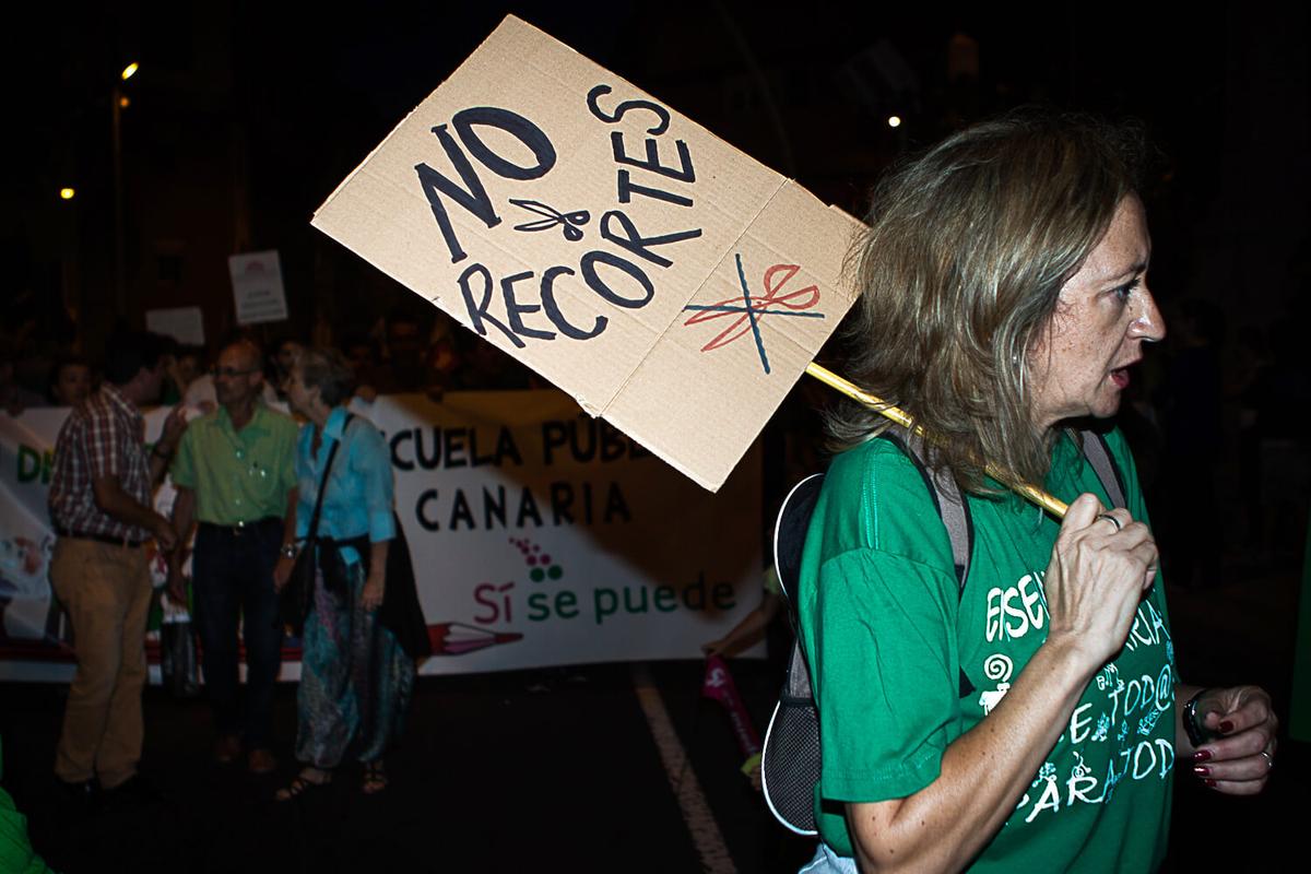 une femme qui manifeste en 2010 contre les coupes budgétaires du secteur de l'éducation