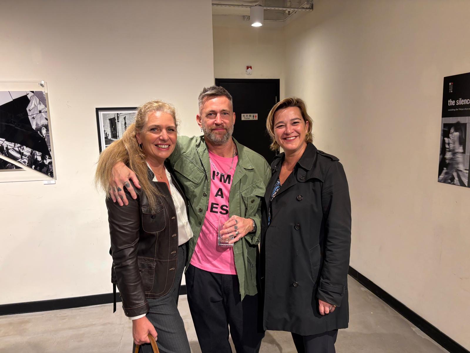 Anne Deligny-Villet et Sandra Ormiston entourant l'artiste Michael Kistler