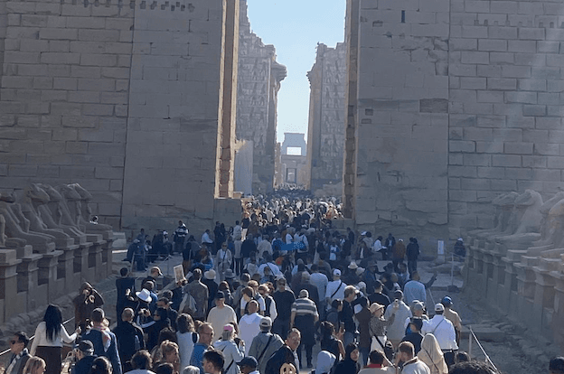 Louxor en décembre 2025, pris d'assaut par les touristes - coyright Capucine Canonne