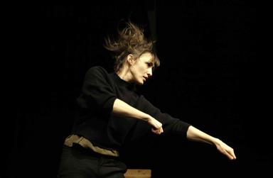 Nil Bosca interprète le Spectacle Euphrate à Seattle - Crédit Victor Hadrien