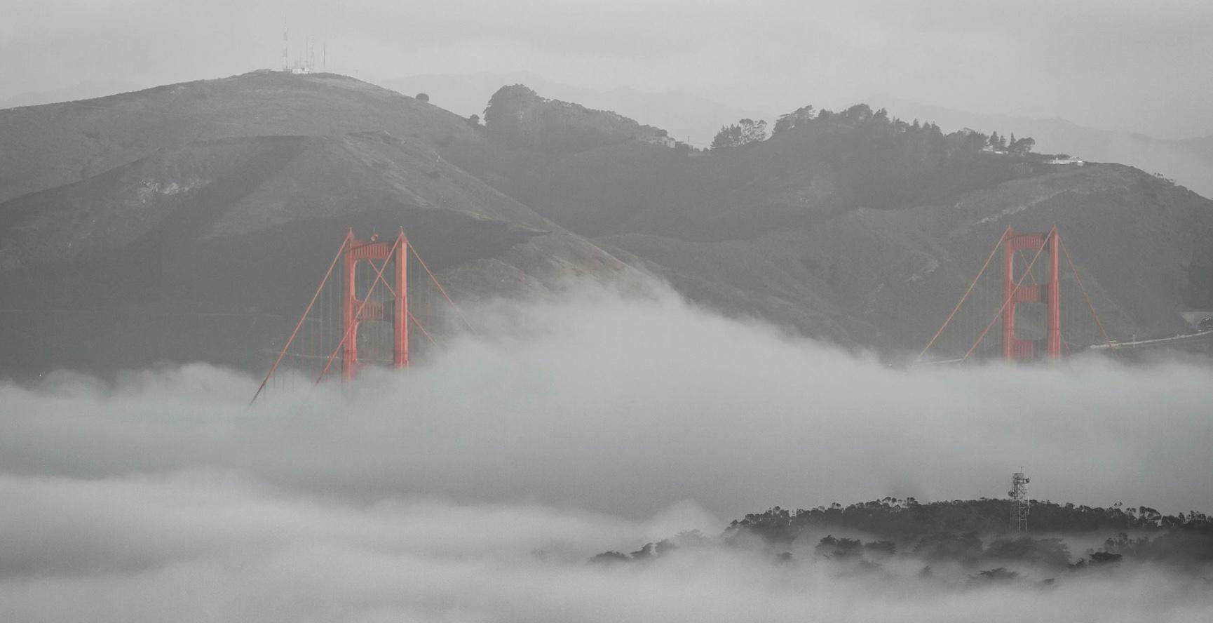 Le Golden Gate sous le brouillard