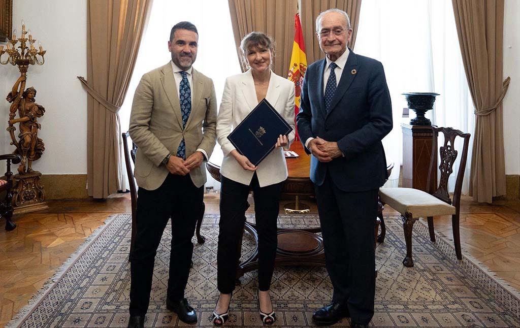Jacobo Florido, Amandine Thomas-Commin et Francisco de la Torre ont assisté à la signature de l'accord.
