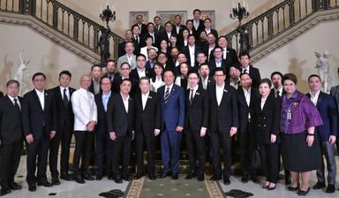 Grands patrons thailandais autour du Premier ministre