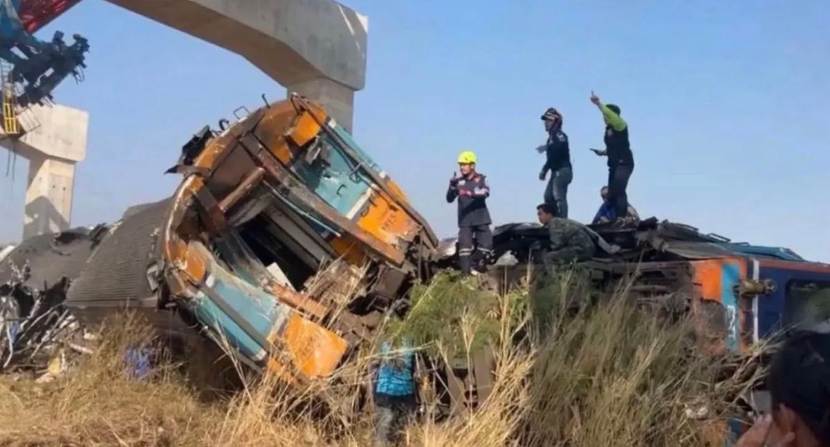 Grue effondrée sur train Thaïlande
