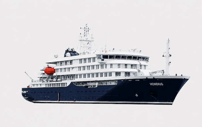 Le navire d’expédition MV Hondius isolé sur fond neutre, vu de profil.