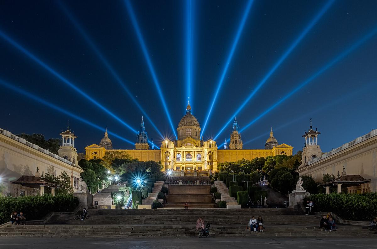 Musée national de l'art catalan de nuit de Barcelone, illuminé dans la nuit.