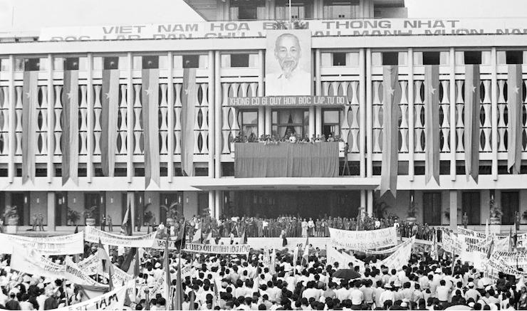 Avril 1976: un an après la victoire…