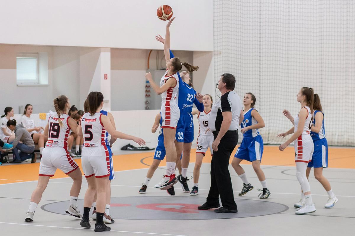 plusieurs femmes jouent au basketball et tentent d'attraper le ballon