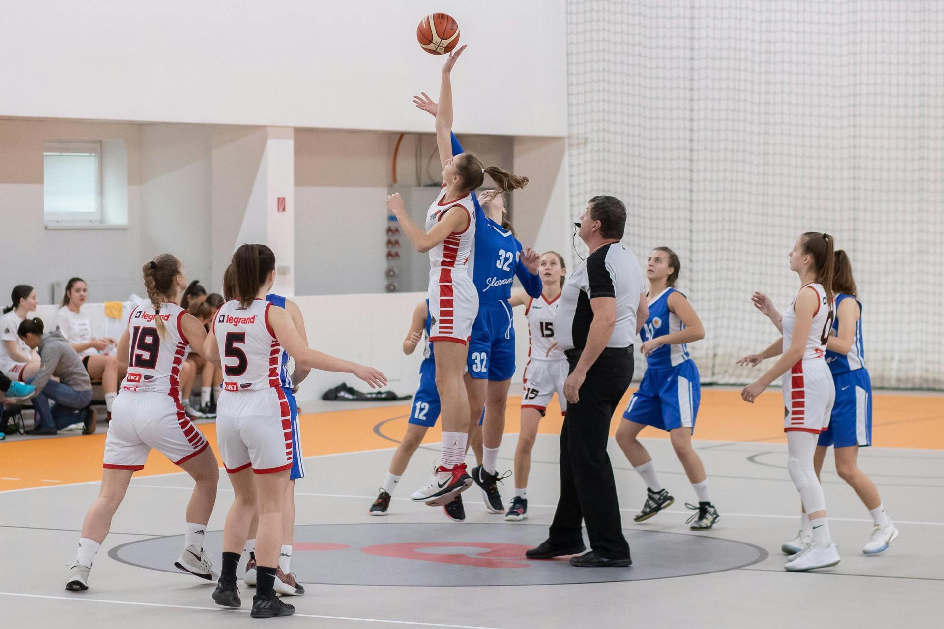plusieurs femmes jouent au basketball et tentent d'attraper le ballon