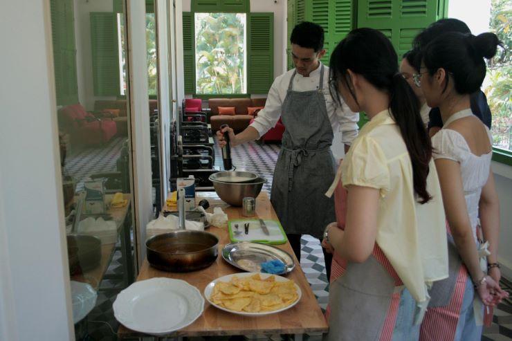 Chef Nguyen Quoc Lap donnant un cours de cuisine lors de l'événement “Goût de France”