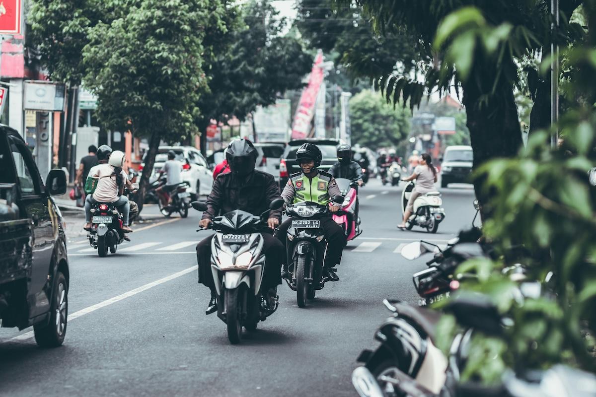 circulation de scooters sur une route à bali