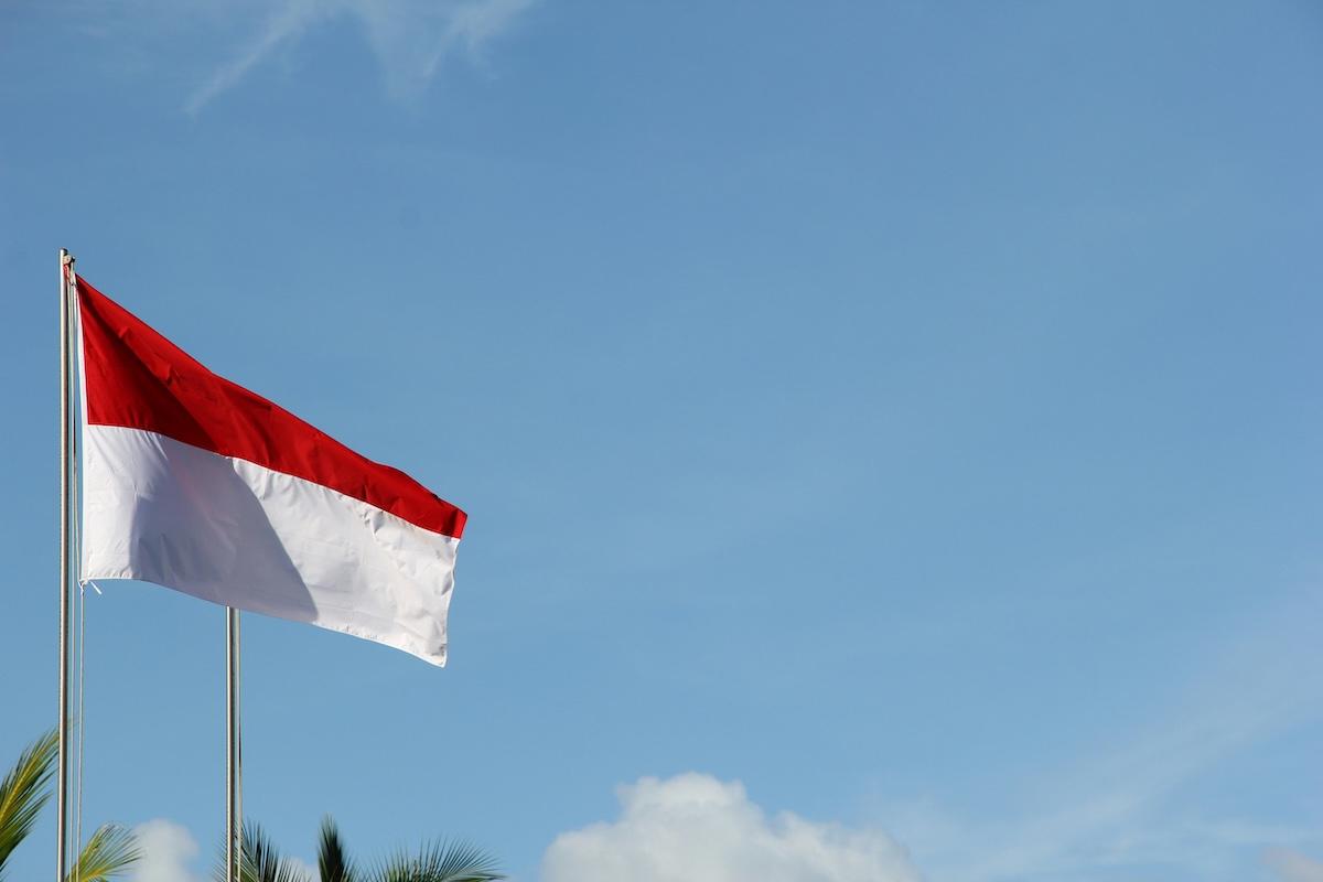 drapeau indonésien avec ciel bleu en fond