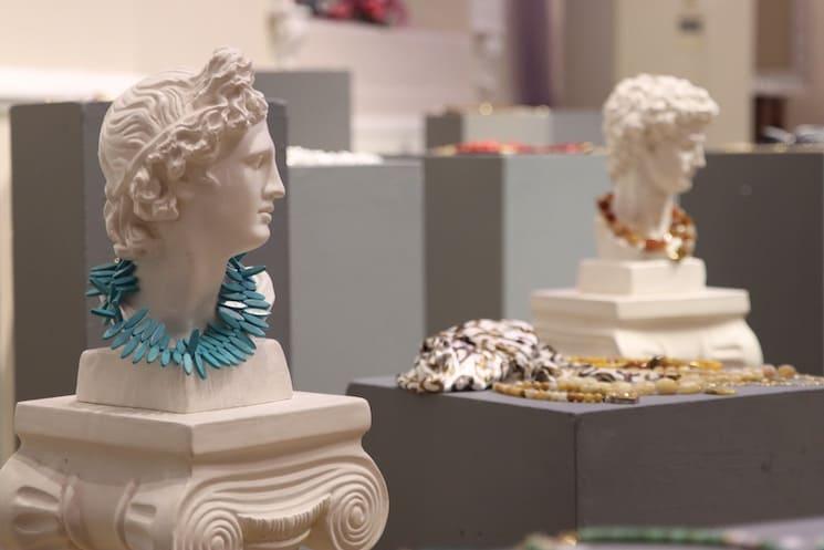 Exposition La Trace 2 au Lycée Saint-Michel d’Istanbul : créations artistiques et bijoux des diplômées de l’établissement