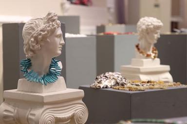 Exposition La Trace 2 au Lycée Saint-Michel d’Istanbul : créations artistiques et bijoux des diplômées de l’établissement