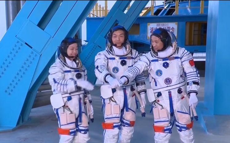 fusee-hong-kong-chine-shenzhou-23 (1)
