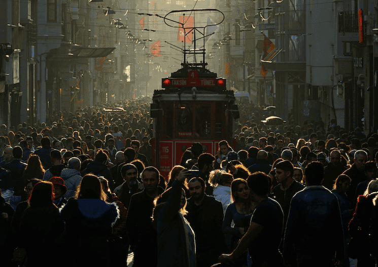 Foule sur l’avenue Istiklal à Istanbul illustrant les interactions sociales et le hemşehrilik en Turquie