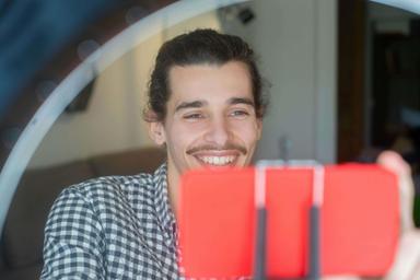 Un influenceur place son téléphone pour se filmer