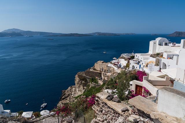 Vue d'un lieu-dit sur une île grecque depuis une falaise située à côté, la mer étant visivle à gauche de l'image