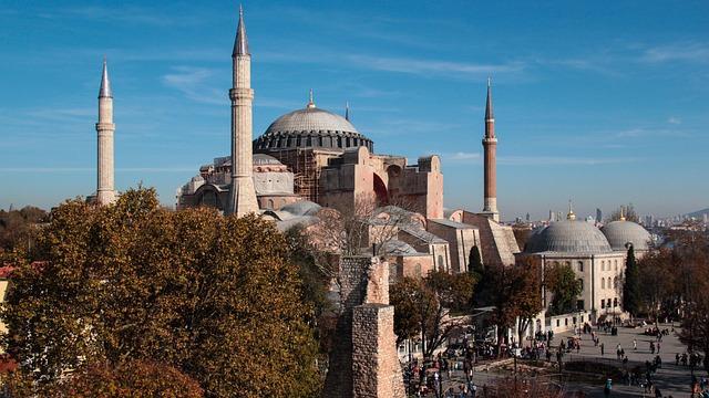 L'ancienne cathédrale Sainte-Sophie, à Istanbul, vue de trois-quarts avant