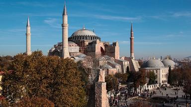 L'ancienne cathédrale Sainte-Sophie, à Istanbul, vue de trois-quarts avant