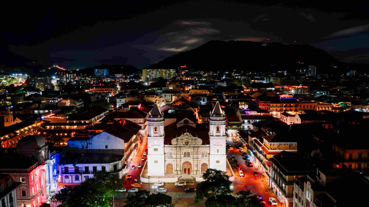 Vue nocturne du Casco Viejo de Panama.