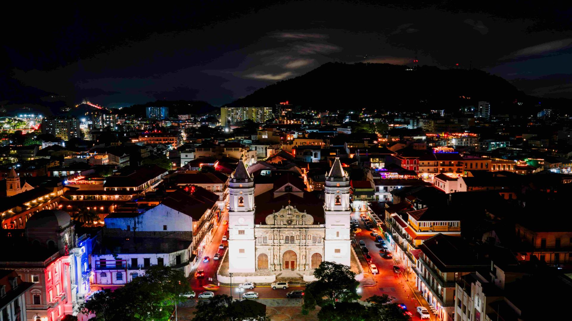 Vue nocturne du Casco Viejo de Panama.