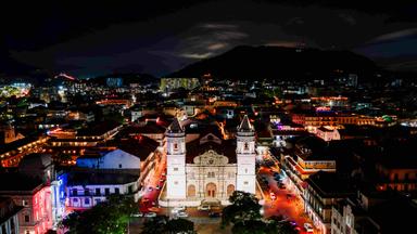 Vue nocturne du Casco Viejo de Panama.