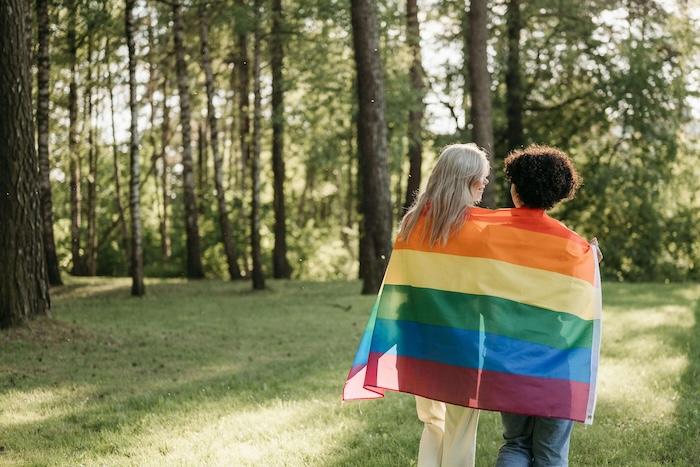 deux femmes de dos avec un drapeau LGBTI+