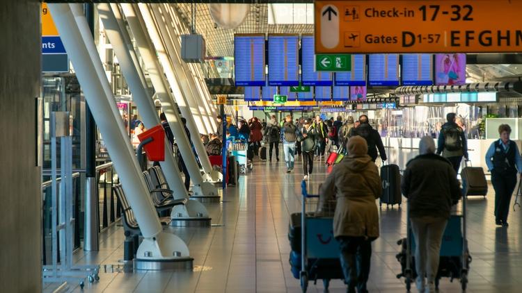 un groupe de personnes qui marchent dans un hall d'aéroport