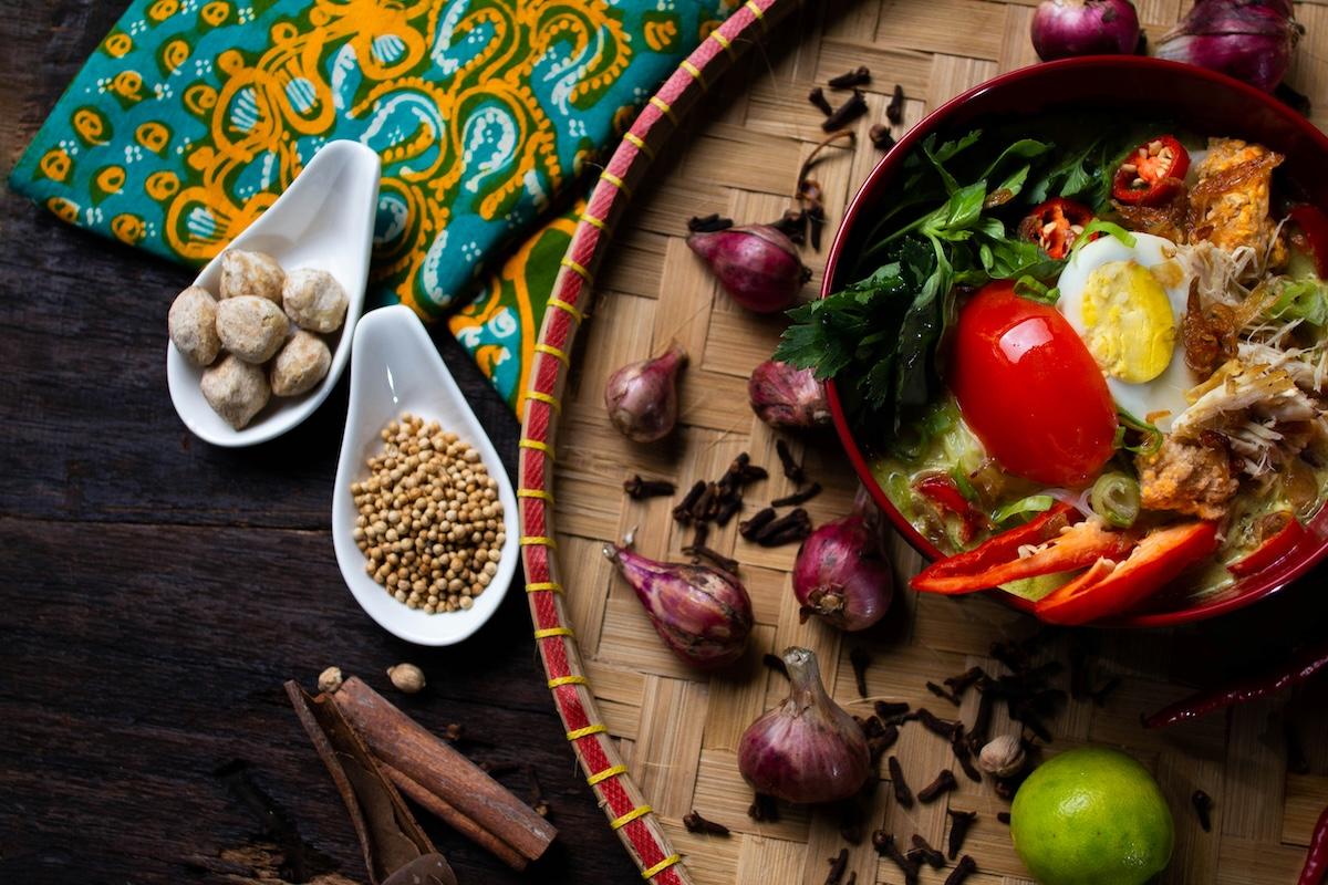 un plateau avec une assiette de nourriture colorée