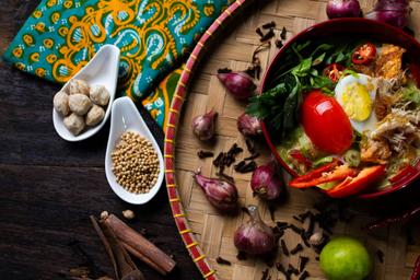 un plateau avec une assiette de nourriture colorée