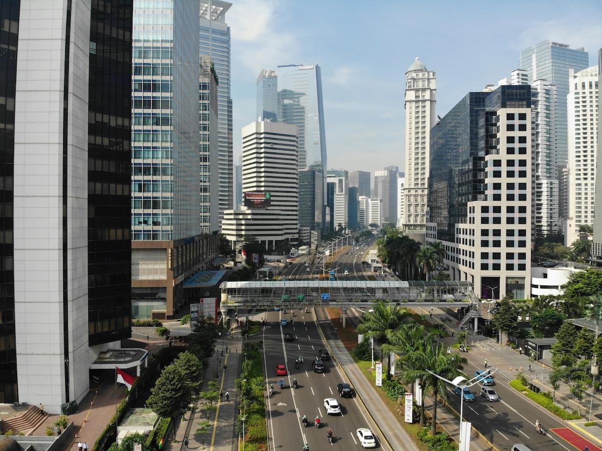 une autoroute à jakarta bordée d'immeubles de chaque côté