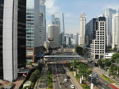 une autoroute à jakarta bordée d'immeubles de chaque côté